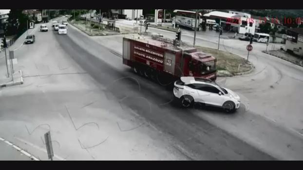Yangına giden itfaiye aracı ile otomobilin çarpıştığı kaza kamerada: 1 yaralı