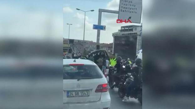 Küçükçekmece D-100 Karayolu'nda hafif ticari araç bariyere çarptı; yaralılar var