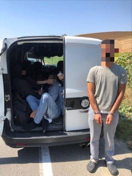 Edirne’de durdurulan araçta 12 kaçak göçmen yakalandı