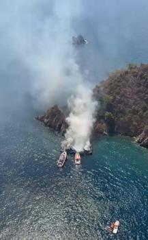 Fethiye’de koydaki tekne yandı, 115 yolcu suya atladı (2)
