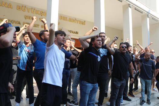 Adana Büyükşehir Belediyesi önünde taraftarların eyleminde gerginlik
