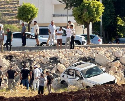 Mardin’de taksi ile çarpışan cip şarampole devrildi: 3 yaralı