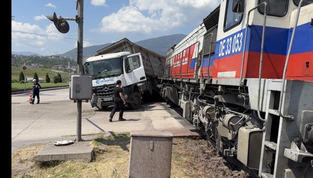 Hemzemin geçitte lokomotif ile TIR çarpıştı