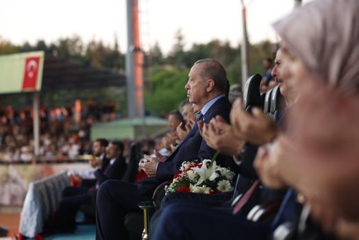 Cumhurbaşkanı Erdoğan: Terörün gölgesinin çekildiği bir Türkiye'de yeni kardeşlik türküleri söyleyeceğiz