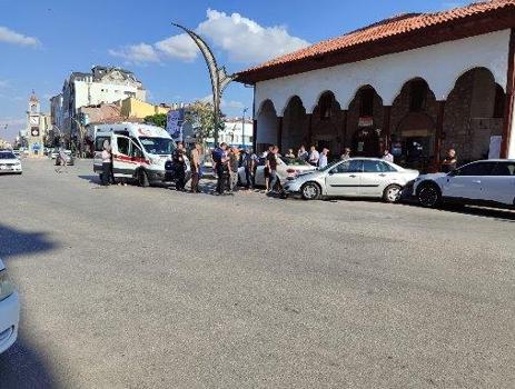 Çorum'da park halindeki iki otomobile çarpan otomobilin sürücü alkollü çıktı; kaza anı kamerada