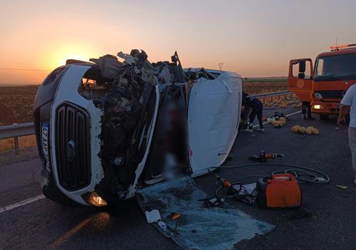 Minibüs, kavun yüklü traktöre arkadan çarptı: 2 ölü, 6 yaralı