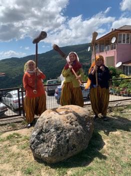 İmece usulü dibek taşında buğdayları dövdüler