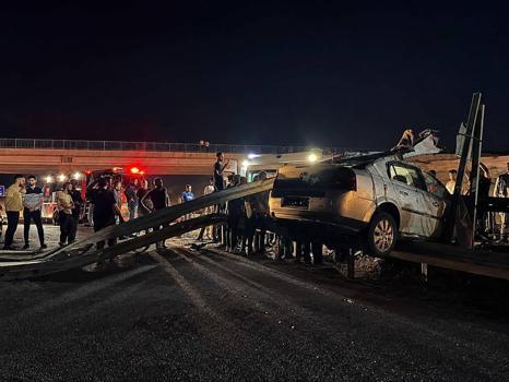 Çelik bariyerlere çarpan otomobilin ehliyetsiz sürücüsü öldü
