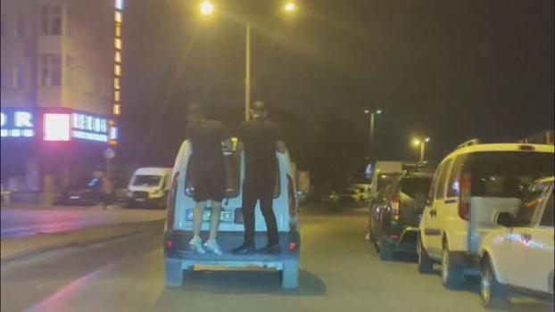 Zeytinburnu'nda 2 kişinin hafif ticari aracın arkasındaki tehlikeli yolculuğu kamerada