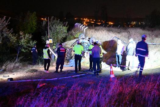 Kırıkkale’de aydınlatma direğine çarpan otomobil takla attı: 1 ölü, 2 yaralı