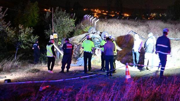 Kırıkkale’de aydınlatma direğine çarpan otomobil takla attı: 1 ölü, 2 yaralı