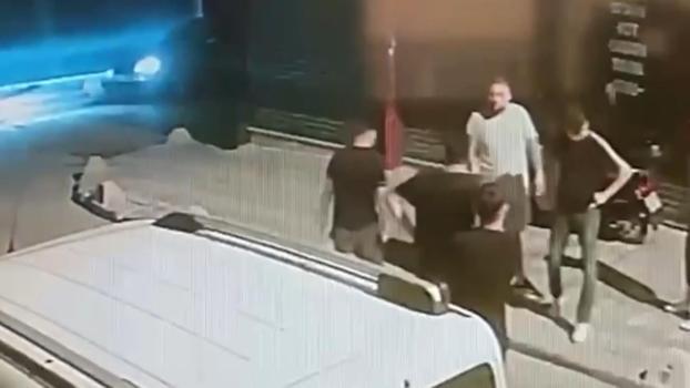 Zeytinburnu'nda sokak ortasında bıçaklı saldırı kamerada