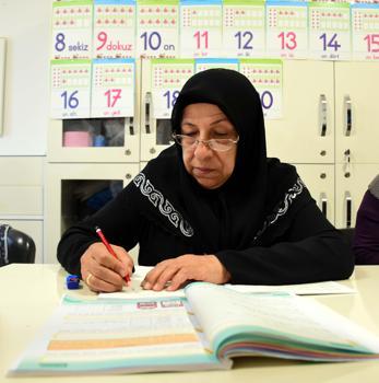 Otobüs durağında sorduğu soruya aldığı cevapla 56 yaşında okul sıralarına döndü