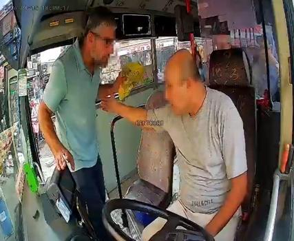 Otobüs şoförü ile otomobil sürücüsü arasındaki tartışma kamerada