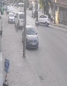 Motosiklet ile otomobilin çarpıştığı kaza kamerada