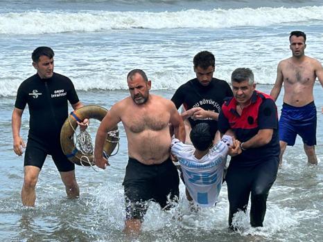 Ordu'da yasağa rağmen denize giren 2 kardeş boğulma tehlikesi geçirdi