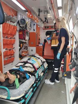 Teknede yaralanan Amerikalı turist, deniz ambulansı ile hastaneye kaldırıldı