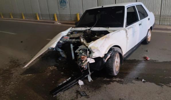 Otomobil demir korkuluklara çarptı: 2 yaralı