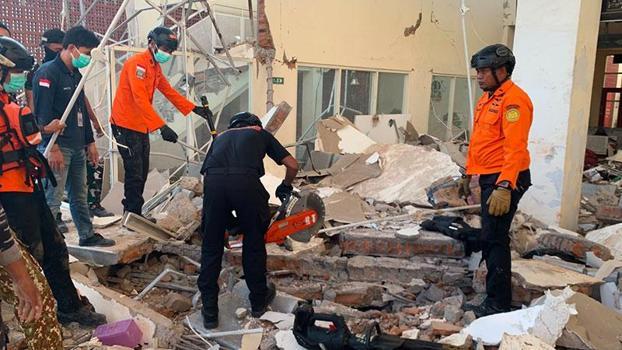 Endonezya'da 7.7 büyüklüğünde deprem: Can kaybı 47'ye yükseldi