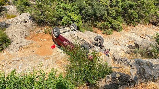 Adana'da otomobil şarampole devrildi; 2 yaralı