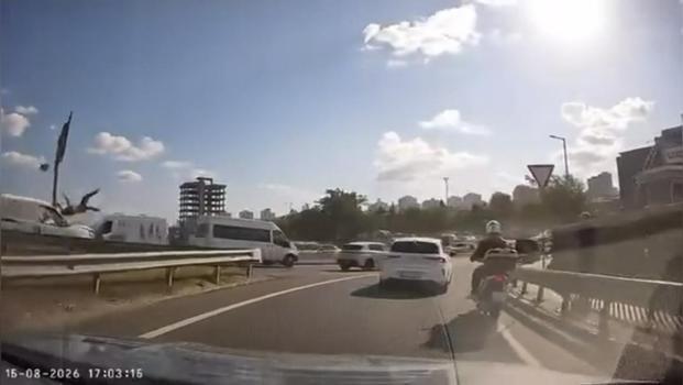 Küçükçekmece'de hafif ticari aracın motosiklete çarptığı kaza kamerada: 3 yaralı