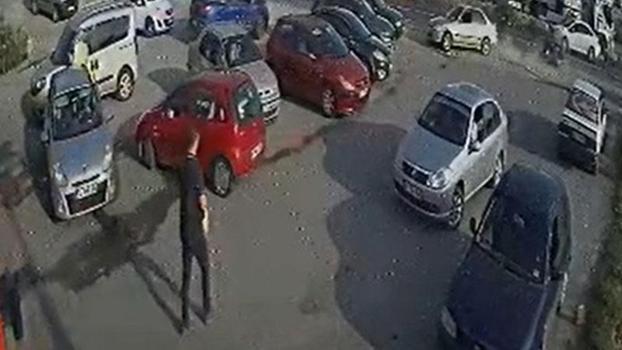Otomobilin, önce motosiklete ardından park halindeki 5 araca çarptı kaza kamerada; 3 yaralı