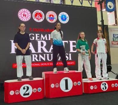 7'nci Uluslararası Gemlik Karate Şampiyonası'nda 2'nci olan Cemre Yenişehir'in gururu oldu