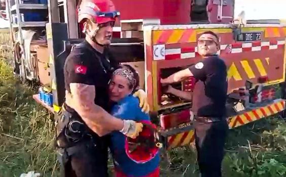 Kuyuya düşen ineğini kurtaran ekiplere sarılıp, gözyaşı döktü