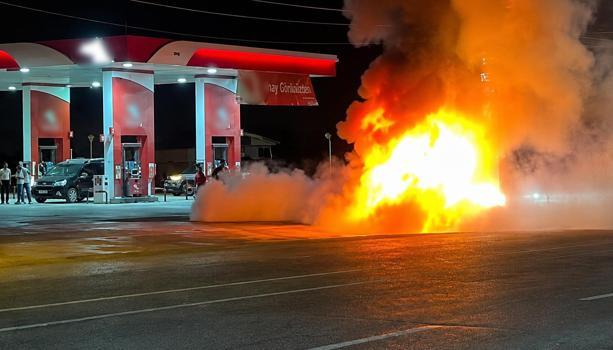 Akaryakıt istasyonundan çıkan otomobil alev aldı, baba ve iki oğlu yaralandı