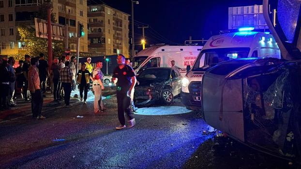 Bursa'da kavşakta 3 otomobil çarpıştı: 1'i ağır, 5 yaralı