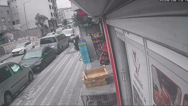 Motosikletli şüpheli kuyumcudan çıkan kadına gasp girişiminde bulundu