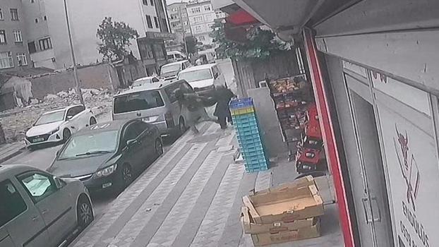 Motosikletli şüpheli kuyumcudan çıkan kadına gasp girişiminde bulundu