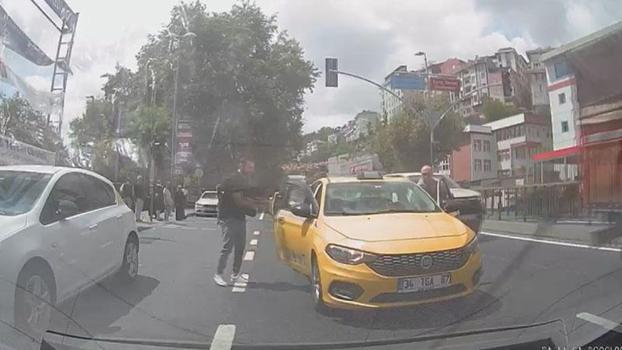 Eyüpsultan'da otomobil taksiye çarptı; kaza sonrası tartışma çıktı