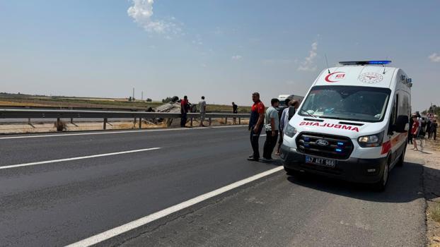 Takla atıp su tahliye kanalına devrilen otomobilin sürücüsü yaralandı