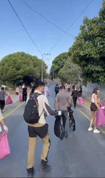 Balıkesir'de yangının ardından çevre farkındalığı için çöp topladılar