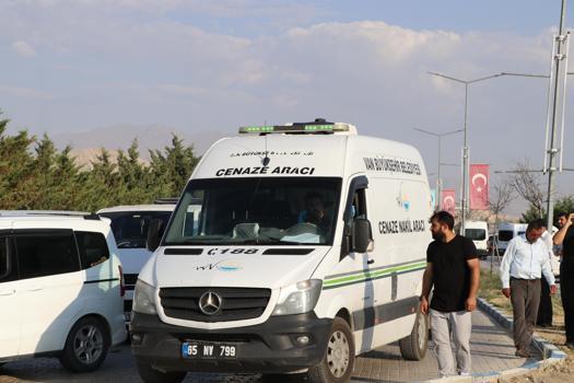 Van Gölü'ne giren 2 kardeş boğuldu, çocuklarını kurtarmak için suya atlayan baba yoğun bakımda (2)