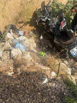 İzmir'de şarampole devrilen motosikletin sürücüsü öldü