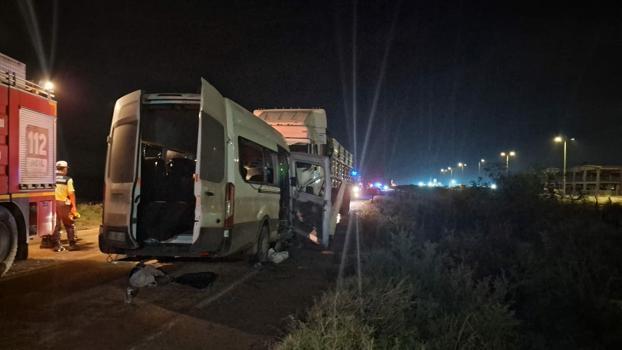 Hatay'da işçi servisi ile kamyon çarpıştı: 1 ölü, 14 yaralandı