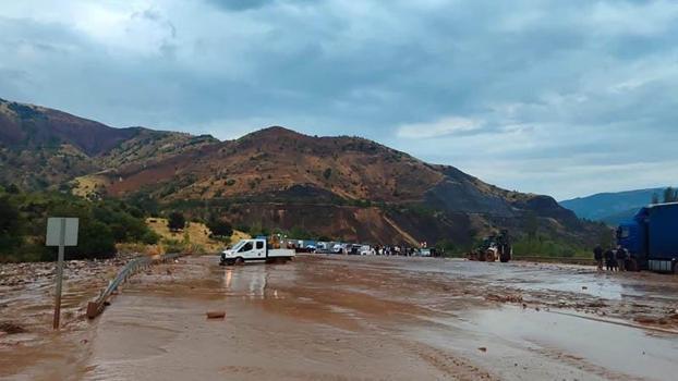 Sivas'ta sel sularıyla karayolu ulaşıma kapandı, araç kuyrukları oluştu