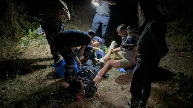 Ormana götürdükleri genci, silahla bacağından yaralayıp kaçtılar