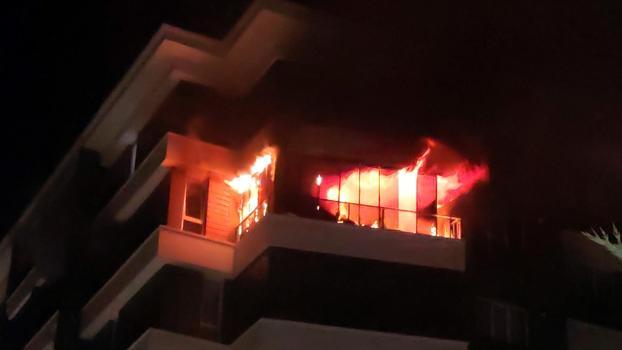 Apartman dairesindeki yangında, 14 kişi dumandan etkilendi