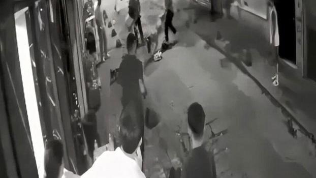 Beyoğlu'nda terriere saldıran pitbull cinsi köpeğin sahibinin bıçaklandığı kavga kamerada