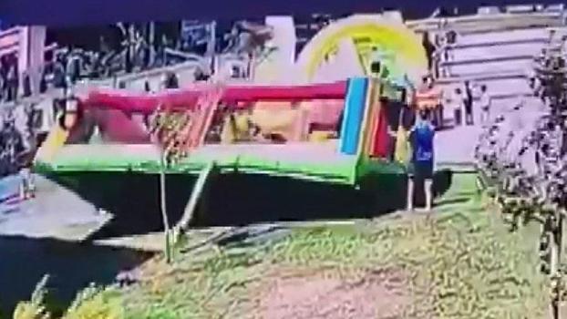 Çekmeköy’de şişme oyun parkı rüzgar nedeniyle ters döndü; 3 çocuk yaralandı