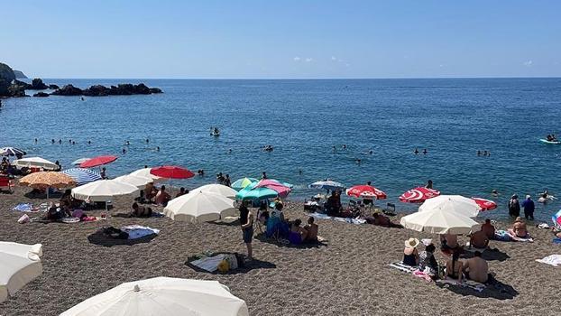 Zonguldak’ta 4 günlük denize girme yasağı sona erdi, plaj doldu