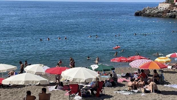 Zonguldak’ta 4 günlük denize girme yasağı sona erdi, plaj doldu