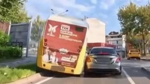 Bursa'da belediye minibüsü elektrik direğine çarptı: Kaza anı kamerada