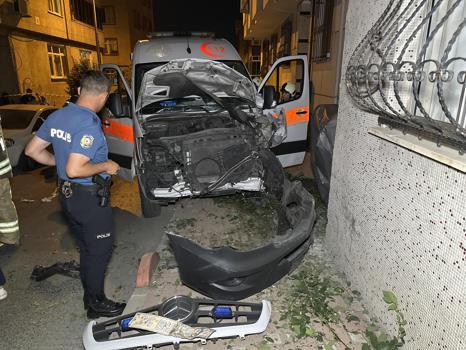 Bayrampaşa’da hasta taşıyan ambulans ile otomobil çarpıştı: 3 yaralı