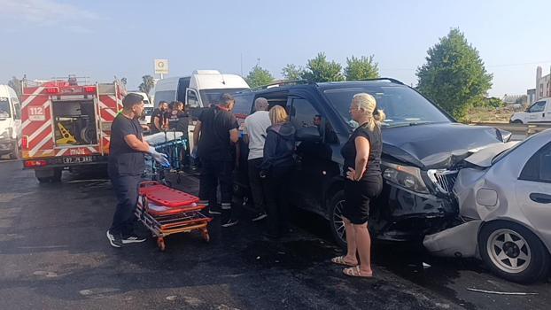 Manavgat’ta 6 araç zincirleme kazaya karıştı; 17 yaralı