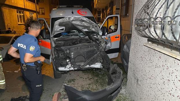 Bayrampaşa’da hasta taşıyan ambulans ile otomobil çarpıştı: 3 yaralı