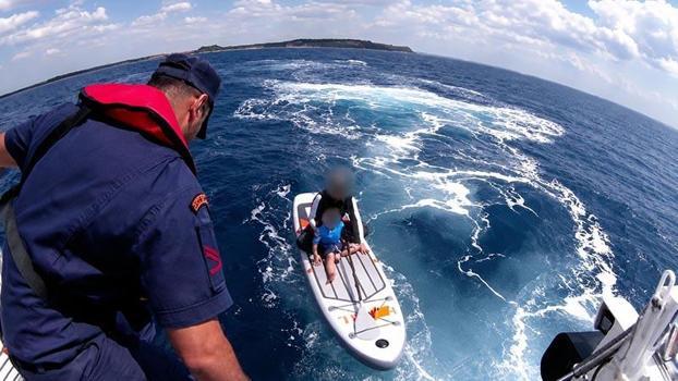 Saros’ta kürek sörfü tahtasıyla açığa sürüklenen 2 kişiyi Sahil Güvenlik kurtardı